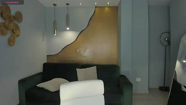 NiaHolland online show from October 2025 05:55:01 PM