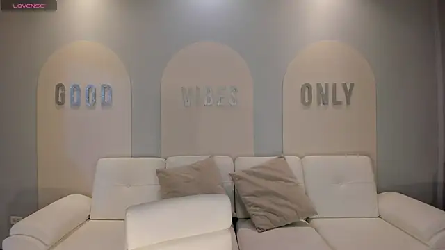 NiaHolland online show from October 2025 06:07:02 PM