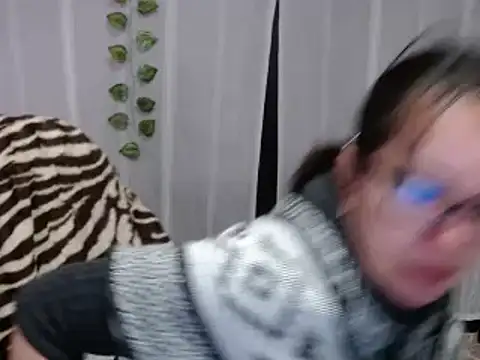 Sonialorens  online show from February 2025 12:28:01 PM