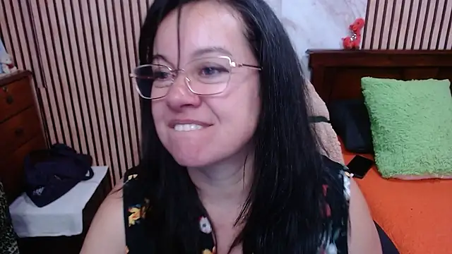 Sonialorens  online show from October 2025 09:50:02 PM