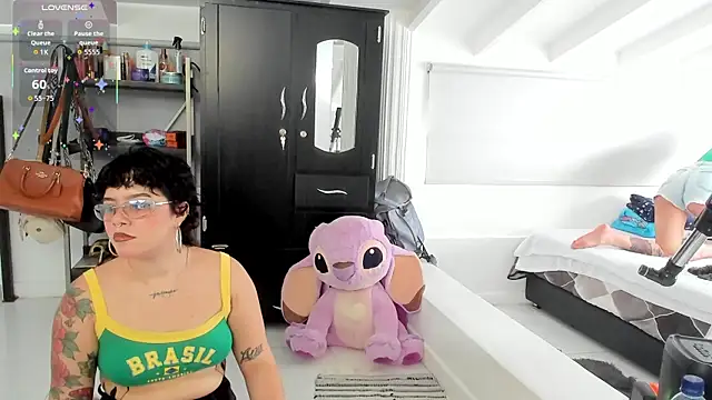 Snapshot of Amy_art chatting on April 2026 09:39:01 PM Amy art online show from April 2026 09:39:01 PM