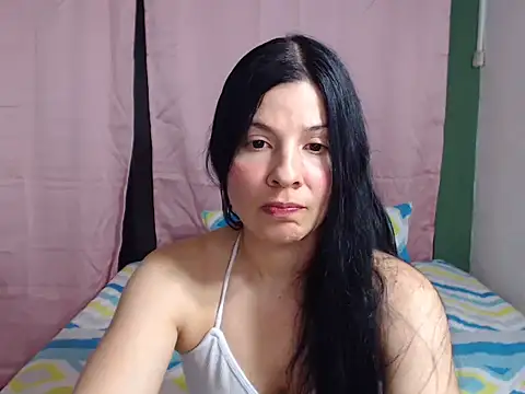 Snapshot of Estefani_32 chatting on March 2025 05:42:02 PM Estefani 32 online show from March 2025 05:42:02 PM