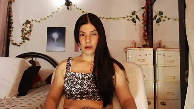 Snapshot of Estefani_32 chatting on September 2025 01:05:01 AM Estefani 32 online show from September 2025 01:05:01 AM
