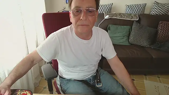 Snapshot of HETEREOMAN chatting on April 2026 03:38:02 PM HETEREOMAN online show from April 2026 03:38:02 PM