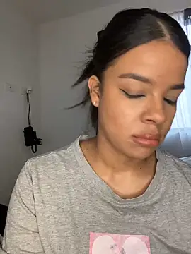 trianawhite online show from December 2024 04:05:02 PM