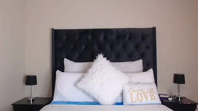 Snapshot of Sexynaughty_Gal chatting on November 2025 09:46:02 PM Sexynaughty Gal online show from November 2025 09:46:02 PM