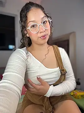 Snapshot of Shara_dreams chatting on December 2025 11:34:02 PM Shara dreams online show from December 2025 11:34:02 PM