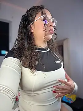 Snapshot of Shara_dreams chatting on January 2026 11:18:01 PM Shara dreams online show from January 2026 11:18:01 PM