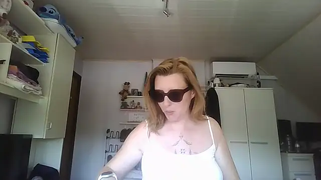 LiquidLeonie online show from May 2026 09:50:02 AM