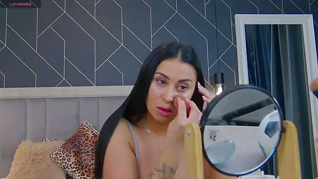 Snapshot of EmyLaveau chatting on February 2025 06:08:02 AM EmyLaveau online show from February 2025 06:08:02 AM