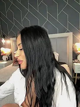 Snapshot of EmyLaveau chatting on February 2025 12:00:02 PM EmyLaveau online show from February 2025 12:00:02 PM