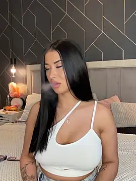 Snapshot of EmyLaveau chatting on March 2025 12:32:02 PM EmyLaveau online show from March 2025 12:32:02 PM