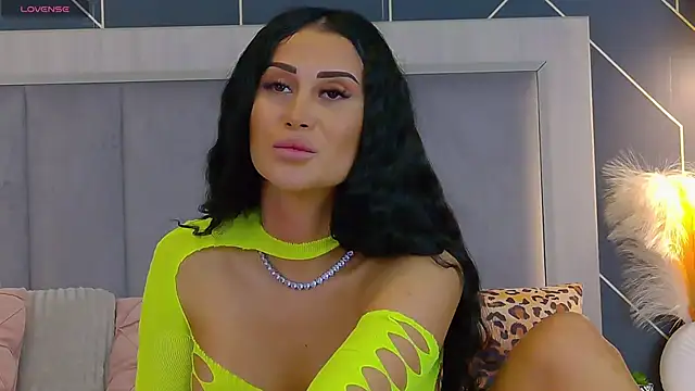 Snapshot of EmyLaveau chatting on October 2025 06:48:01 AM EmyLaveau online show from October 2025 06:48:01 AM