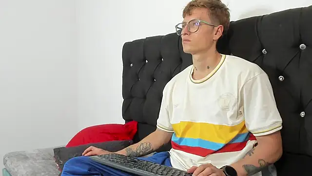 Snapshot of A_sexy_couple__ chatting on October 2025 09:13:02 PM A sexy couple online show from October 2025 09:13:02 PM