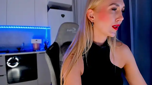 Snapshot of HotyPlays chatting on January 2025 10:45:01 PM HotyPlays online show from January 2025 10:45:01 PM