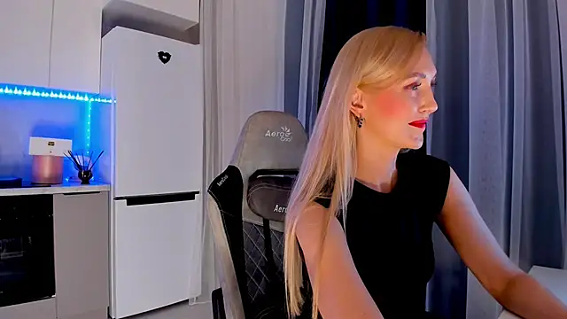 Snapshot of HotyPlays chatting on February 2025 01:05:01 PM HotyPlays online show from February 2025 01:05:01 PM