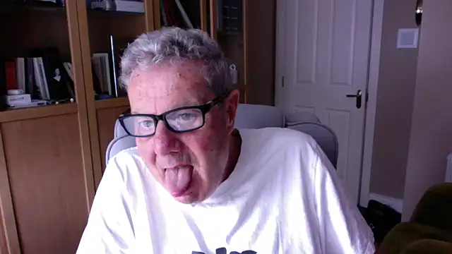 Snapshot of Oldpistolpete chatting on May 2026 12:43:02 PM Oldpistolpete online show from May 2026 12:43:02 PM