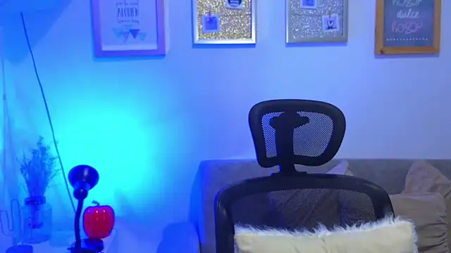 annylouis online show from November 2025 07:47:01 PM