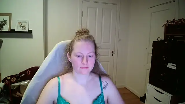 Girlnina-1995 online show from February 2026 08:13:02 PM