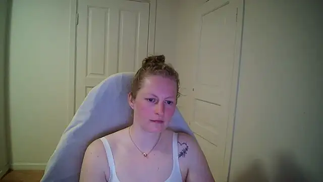 Snapshot of Girlnina-1995 chatting on April 2026 06:12:01 PM Girlnina-1995 online show from April 2026 06:12:01 PM
