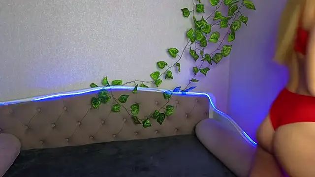 Snapshot of ParadisePleasure_ chatting on December 2024 01:47:02 AM ParadisePleasure  online show from December 2024 01:47:02 AM