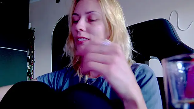 Snapshot of karo123421 chatting on October 2025 12:00:02 PM karo123421 online show from October 2025 12:00:02 PM