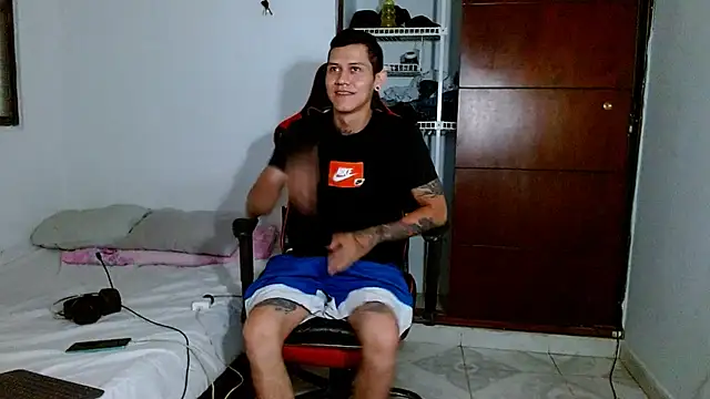 Snapshot of dickmaximum chatting on February 2026 04:33:01 PM dickmaximum online show from February 2026 04:33:01 PM