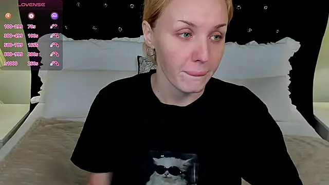 LianaFord online show from November 2025 08:33:02 PM