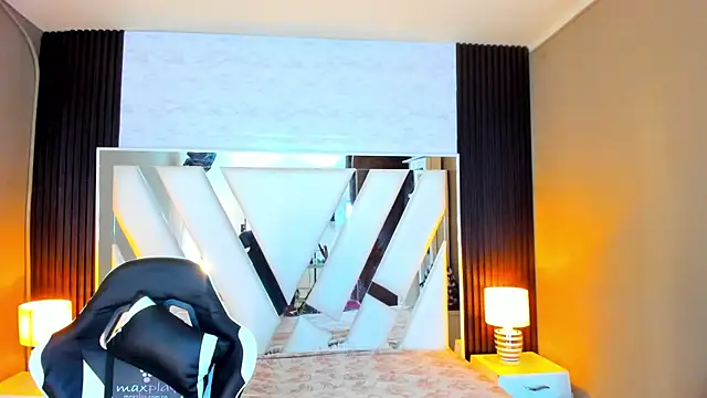 Linda4Petite online show from October 2025 06:18:02 PM