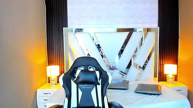 Linda4Petite online show from October 2025 06:10:02 PM