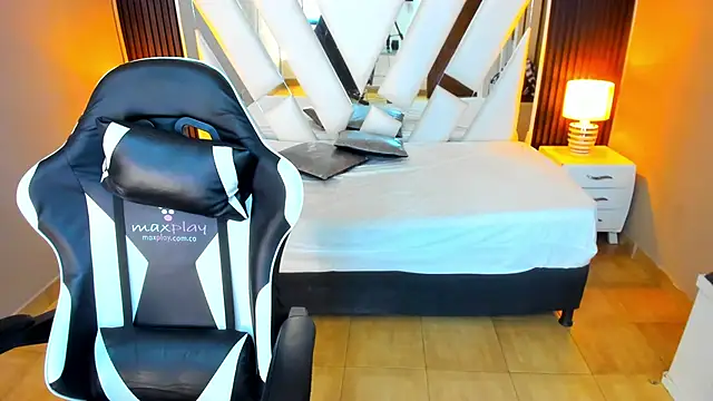 Linda4Petite online show from October 2025 06:09:01 PM