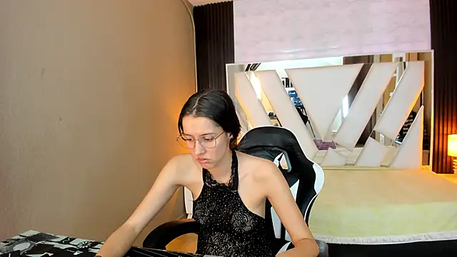 Linda4Petite online show from March 2026 06:34:02 PM