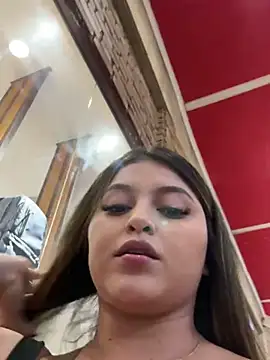 Snapshot of lunablossom_ chatting on February 2025 10:40:01 PM lunablossom online show from February 2025 10:40:01 PM