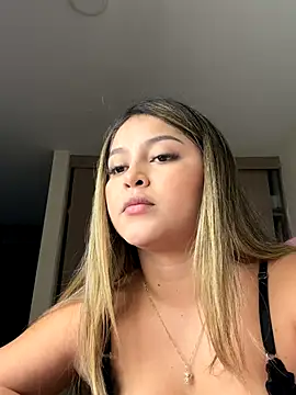 Snapshot of lunablossom_ chatting on September 2025 12:55:01 AM lunablossom online show from September 2025 12:55:01 AM