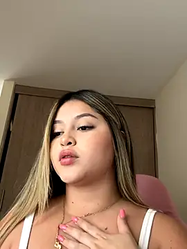 Snapshot of lunablossom_ chatting on October 2025 08:07:02 PM lunablossom online show from October 2025 08:07:02 PM