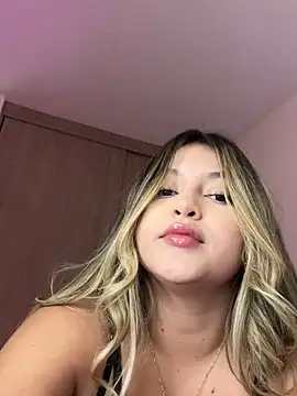 Snapshot of lunablossom_ chatting on October 2025 09:26:02 PM lunablossom online show from October 2025 09:26:02 PM