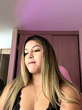 Snapshot of lunablossom_ chatting on October 2025 06:50:02 PM lunablossom online show from October 2025 06:50:02 PM