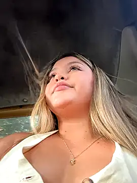 Snapshot of lunablossom_ chatting on November 2025 08:29:01 PM lunablossom online show from November 2025 08:29:01 PM