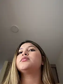 Snapshot of lunablossom_ chatting on November 2025 09:53:01 PM lunablossom online show from November 2025 09:53:01 PM