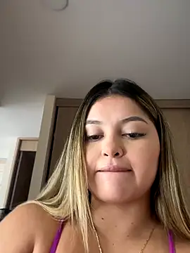 Snapshot of lunablossom_ chatting on November 2025 05:46:01 PM lunablossom online show from November 2025 05:46:01 PM