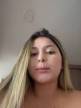 Snapshot of lunablossom_ chatting on November 2025 09:36:01 PM lunablossom online show from November 2025 09:36:01 PM