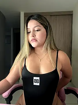 Snapshot of lunablossom_ chatting on November 2025 10:53:02 PM lunablossom online show from November 2025 10:53:02 PM