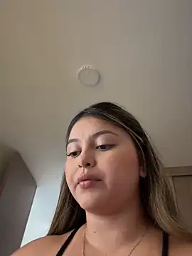 Snapshot of lunablossom_ chatting on November 2025 08:10:01 PM lunablossom online show from November 2025 08:10:01 PM