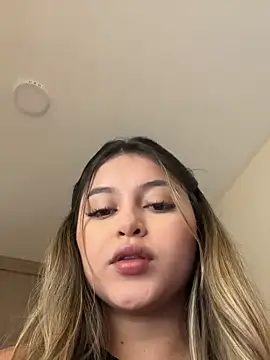 Snapshot of lunablossom_ chatting on November 2025 05:17:01 PM lunablossom online show from November 2025 05:17:01 PM