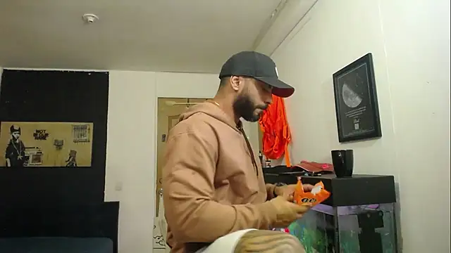 Snapshot of romeolovedark chatting on January 2025 06:54:01 AM romeolovedark online show from January 2025 06:54:01 AM