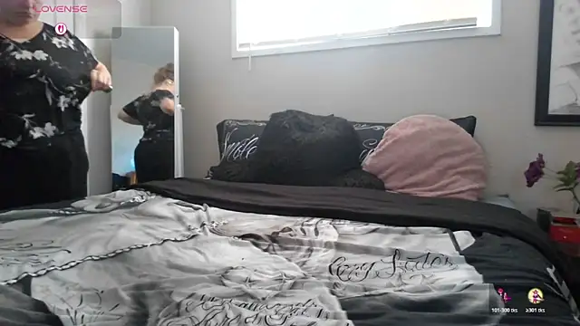 julimonroe online show from October 2025 04:07:01 PM