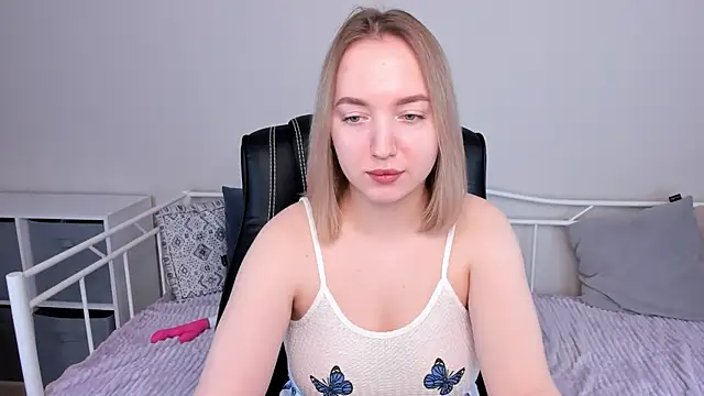 Snapshot of Shy_AnnaCutie chatting on February 2025 05:36:02 AM Shy AnnaCutie online show from February 2025 05:36:02 AM