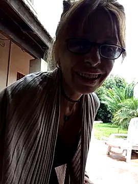 Snapshot of FrozenWaffle chatting on November 2025 04:50:01 PM FrozenWaffle online show from November 2025 04:50:01 PM