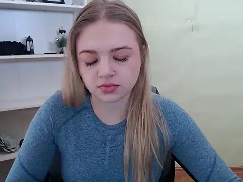 Snapshot of CrazyGloria chatting on February 2025 06:22:02 AM CrazyGloria online show from February 2025 06:22:02 AM