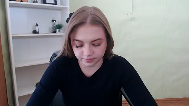 Snapshot of CrazyGloria chatting on February 2025 09:43:01 AM CrazyGloria online show from February 2025 09:43:01 AM